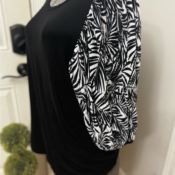 Women’s Kim & Cami size Large Black Top with Large Black & White Puff Sleeve - Picture 2 of 5